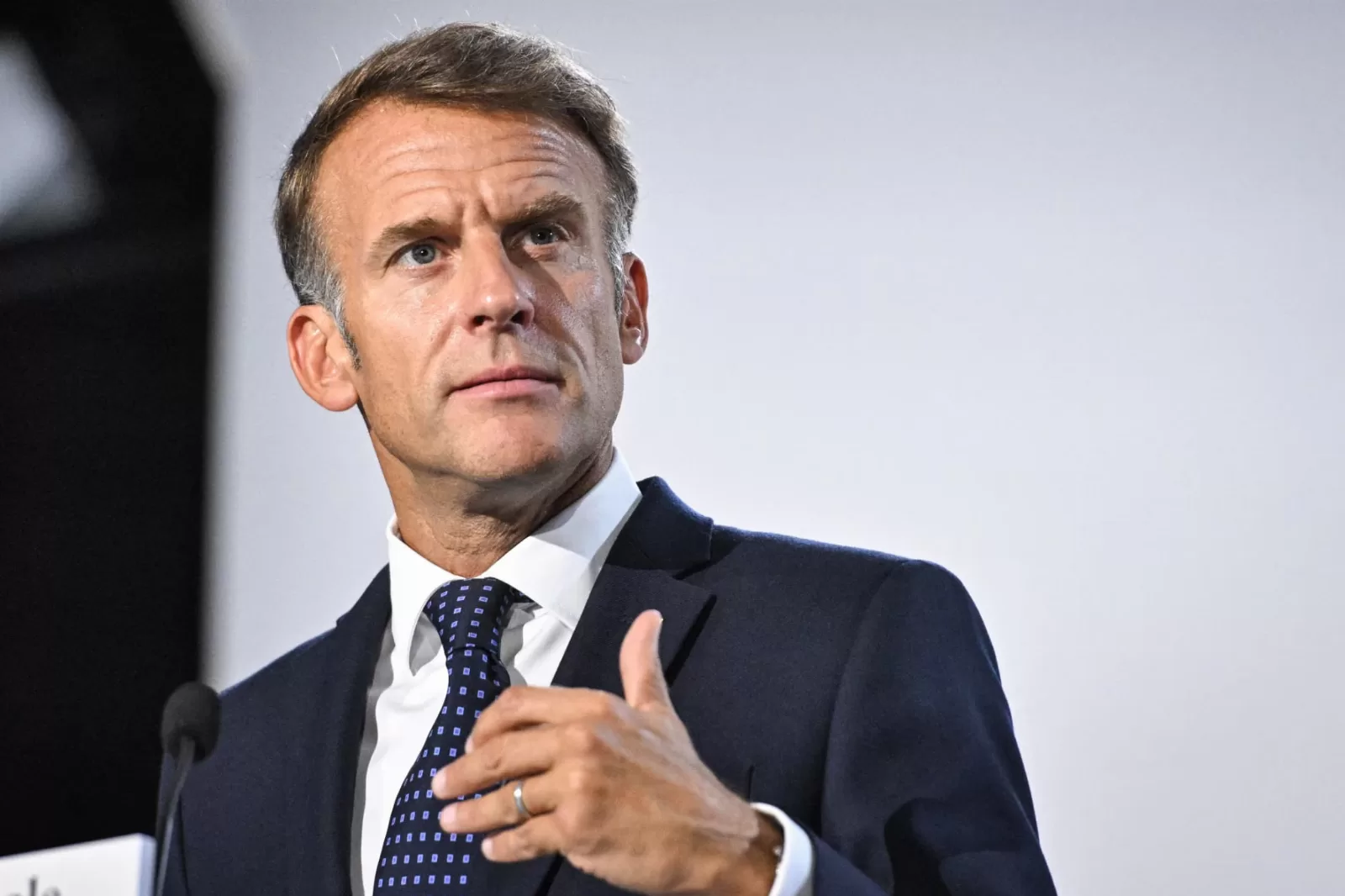 Emmanuel Macron condamne les violences et promet des sanctions contre les auteurs de dégradations