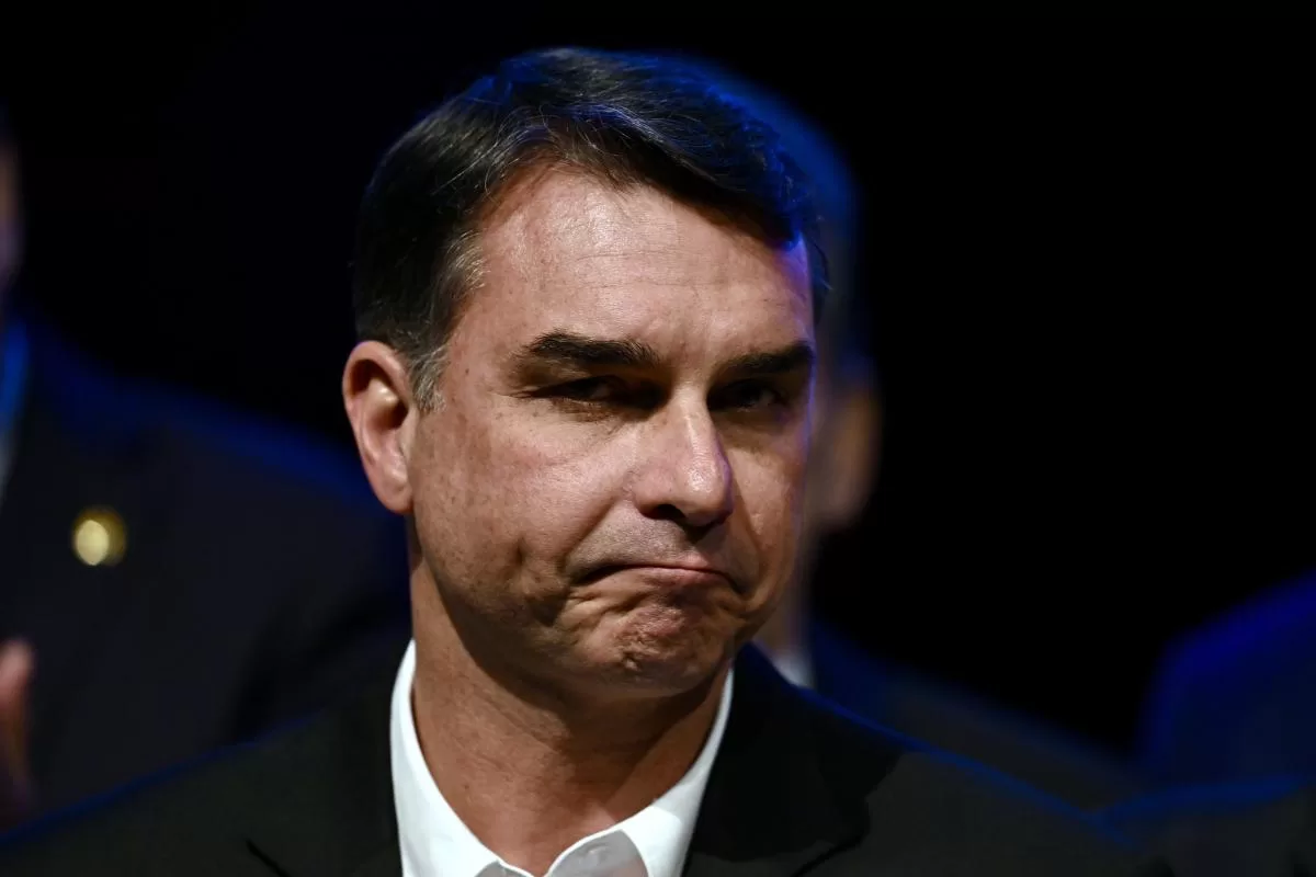 Brésil : après sa défaite à la présidentielle, Flavio Bolsonaro quitte le pays et s’envole vers l’Équateur