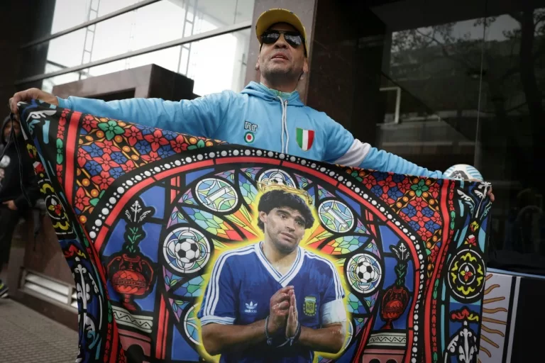 Mort de Diego Maradona : jusqu’à 12 ans de prison requis contre son équipe soignante pour négligences médicales