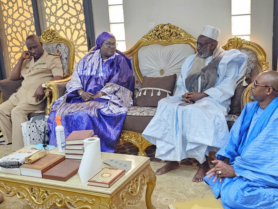 La ministre de la santé, Dr Marie Khémesse Ngom Ndiaye, rend visite au Khalife de la famille Omarienne et présente le dispositif sanitaire pour la ziarra annuelle