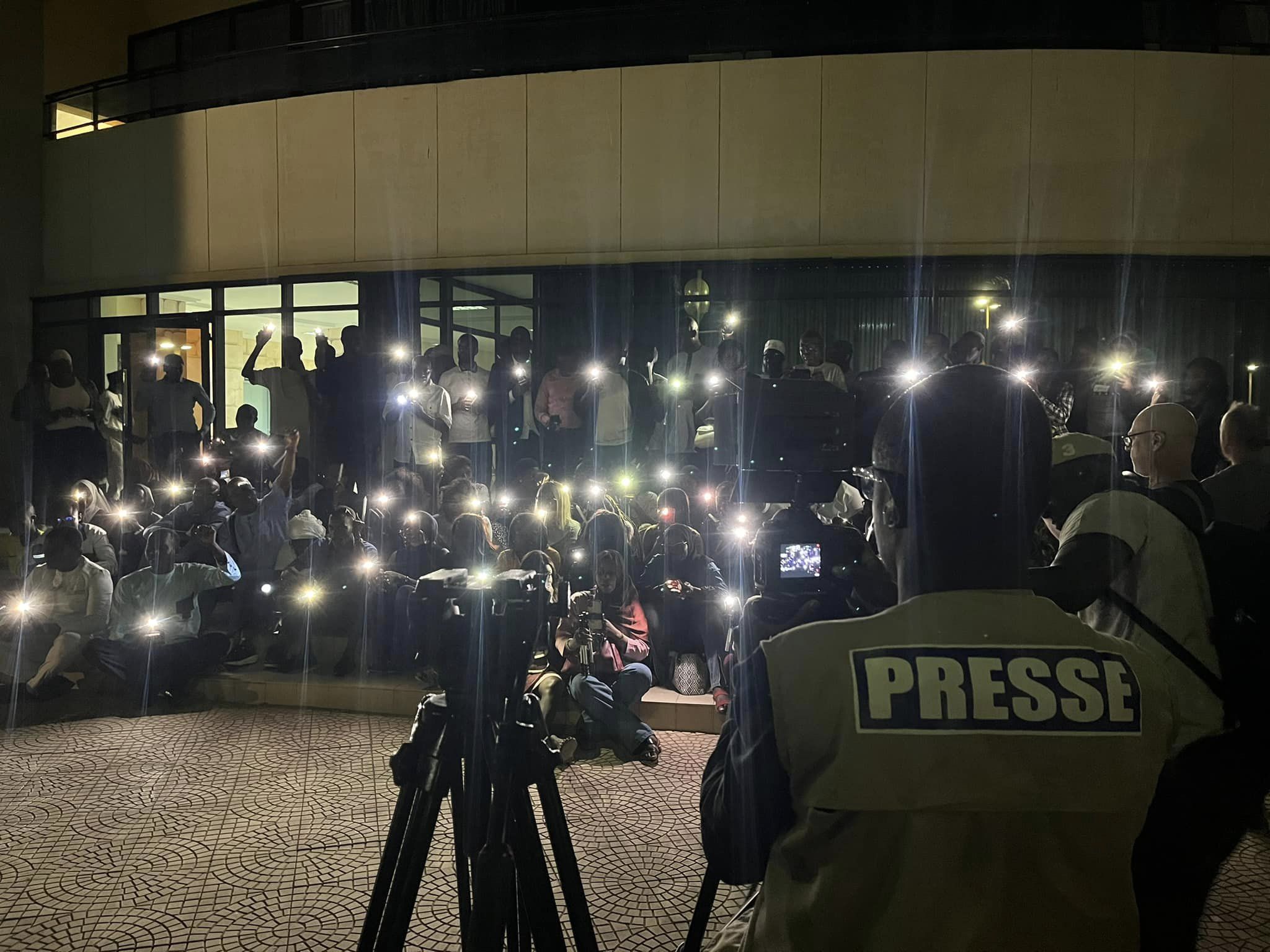 Veillée nocturne : La presse unie contre les violences faites aux reporters