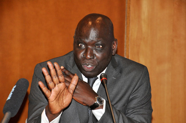 Sénégal : Macky Sall envisage de quitter le pouvoir et demande l'installation d'un président intérimaire, révèle Madiambal Diagne