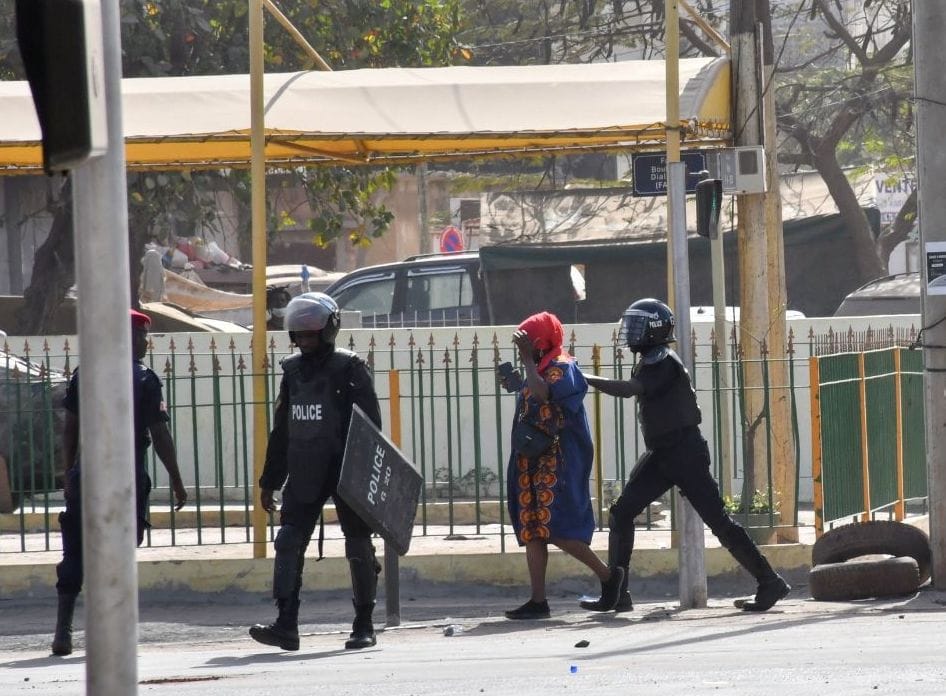 Absa Hane, journaliste de Seneweb, raconte son agression brutale par les forces de l'ordre lors d'une manifestation