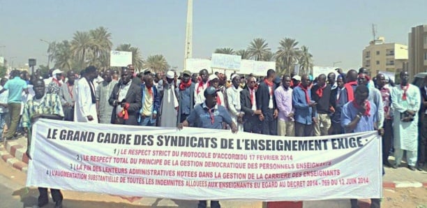 Débrayage et marche des enseignants : protestation contre le report de la Présidentielle