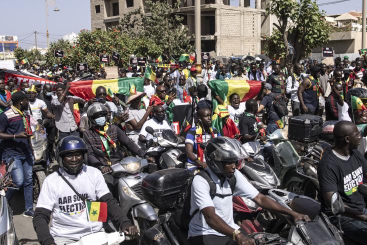Crise politique au Sénégal : Manifestations massives à Dakar alors que la présidentielle reste incertaine