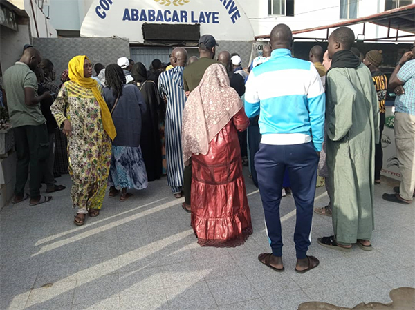 7,3 millions de Sénégalais se rendent aux urnes pour élire un nouveau président, sans l'incumbent