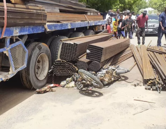 Un Conducteur de Moto "Jakarta" mortellement touché par des barres de fer tombées d’un camion