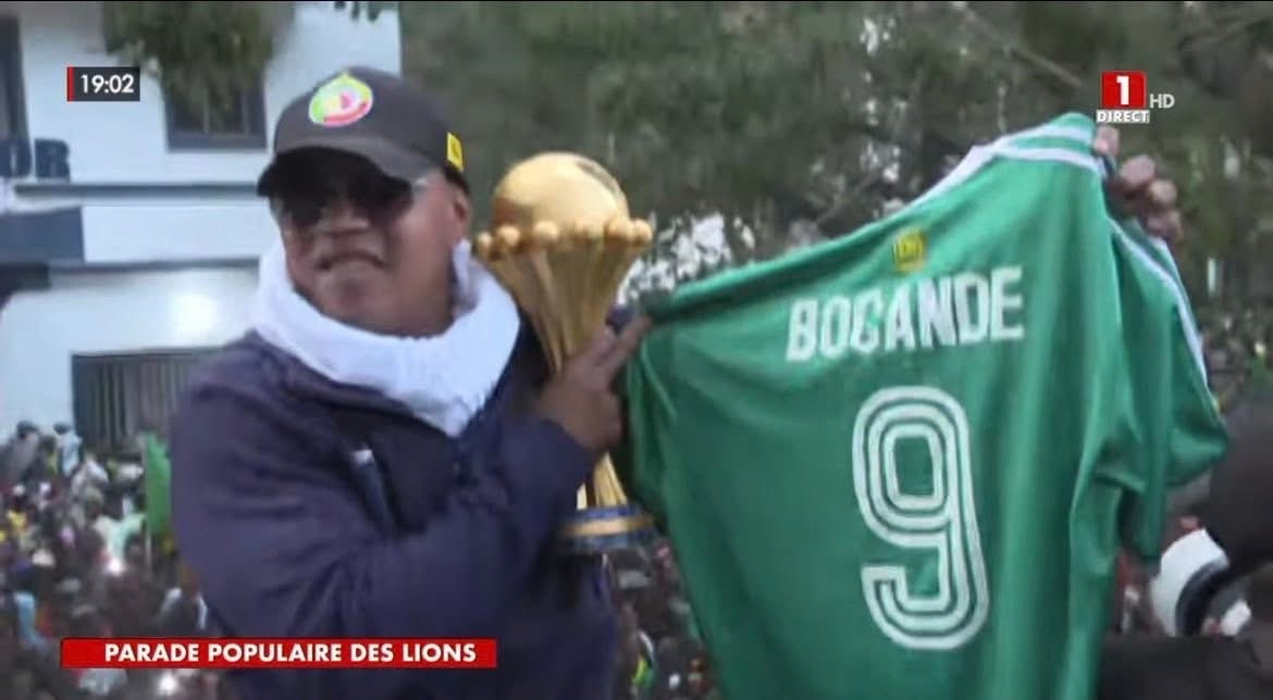 Elhadji Ousseynou Diouf s’incline devant la mémoire de Jules François Bocandé lors de la parade des Lions de la Teranga